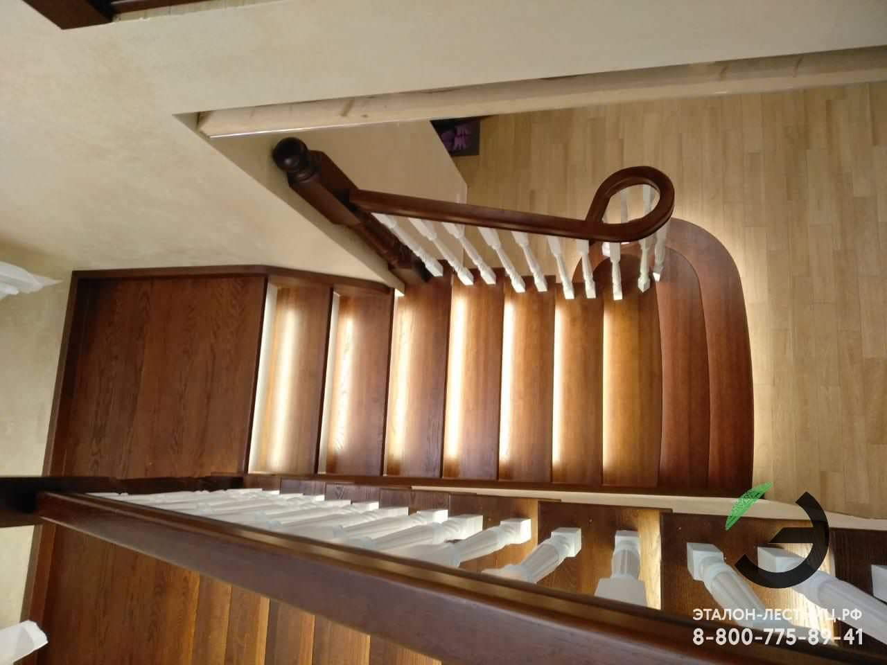 Лестница с подсветкой и гнутым поручнем