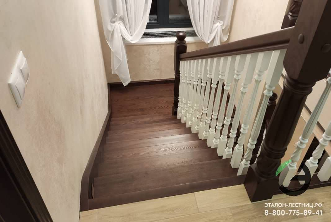 Лестница с подсветкой и гнутым поручнем