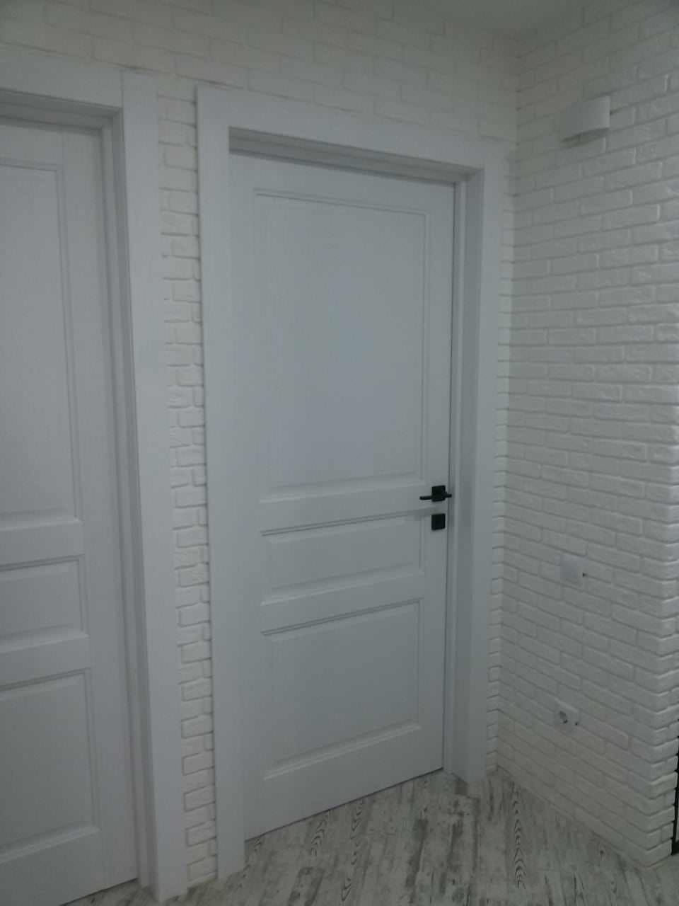 Обложка проекта: Белые двери с черными ручками