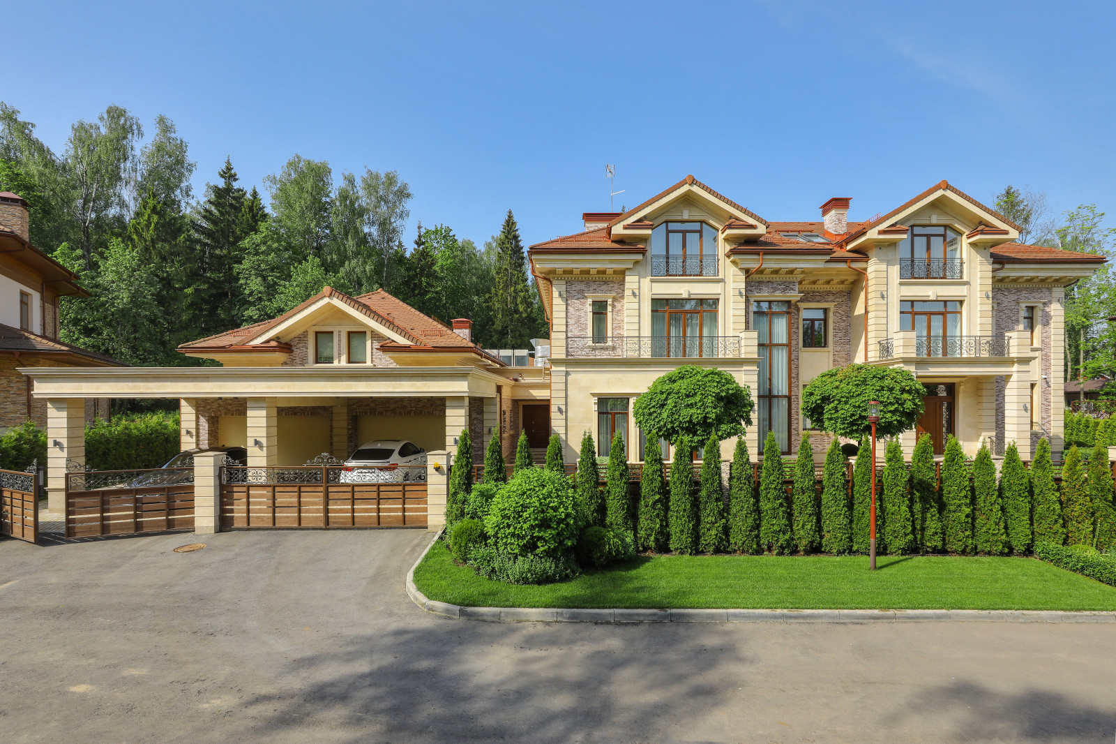 Гараж и навес и трехэтажный загородный дом - Усадьба Променад