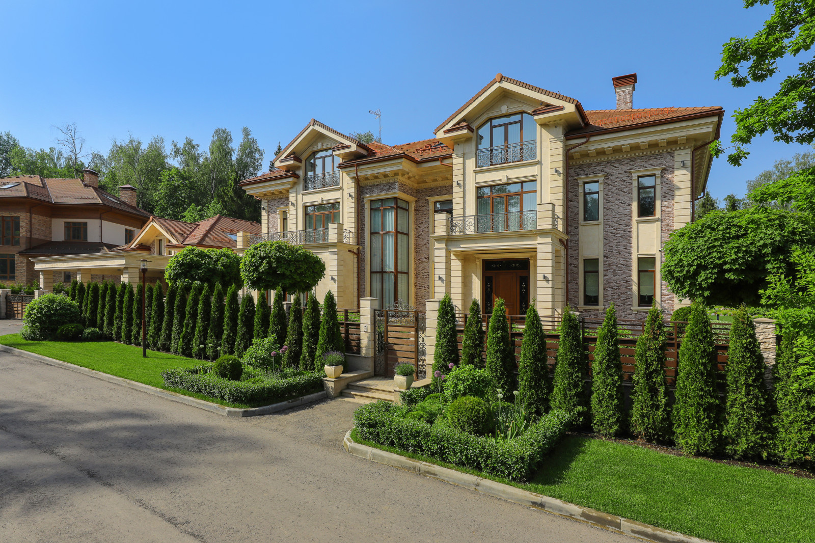 Вид на фасад главного доама, забор с кустами - Усадьба Променад