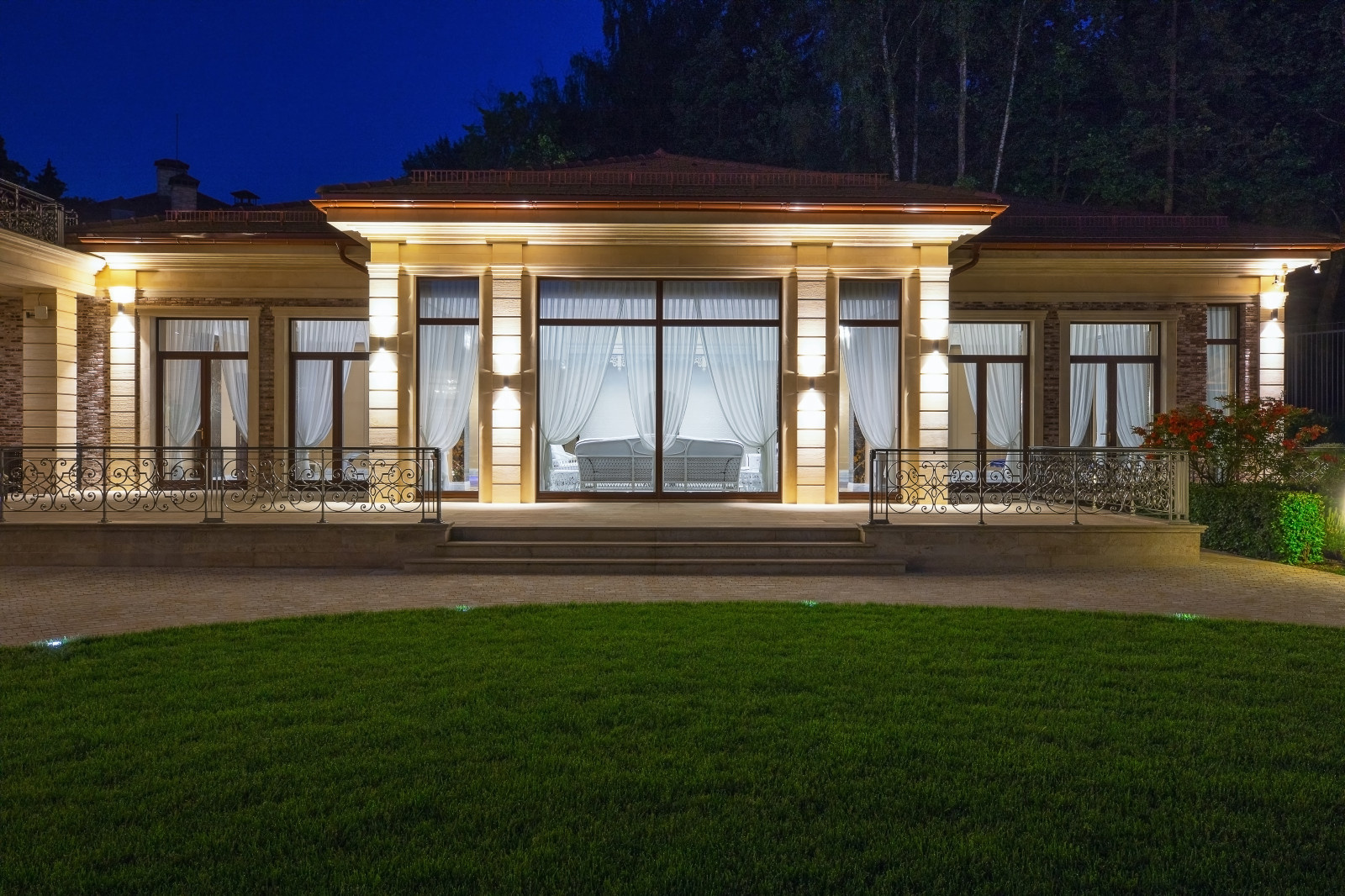 Ночное освещение здания бассейна - Усадьба Променад