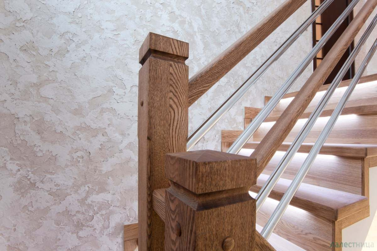 Деревянная лестница с подсветкой на второй этаж