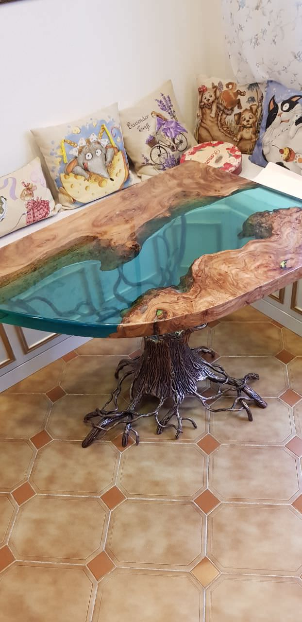 Обеденный стол с дизайнерским подстольем.