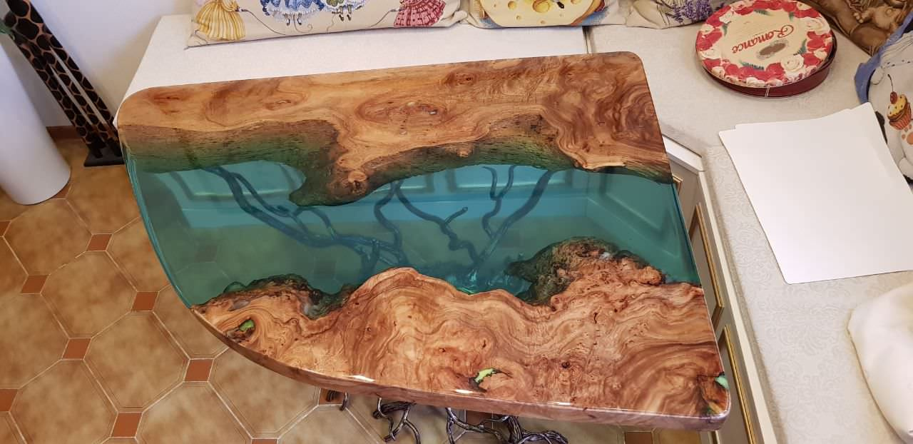 Обеденный стол с дизайнерским подстольем.