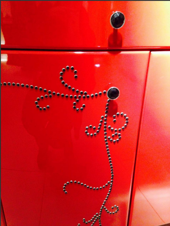 черный лаковый комод