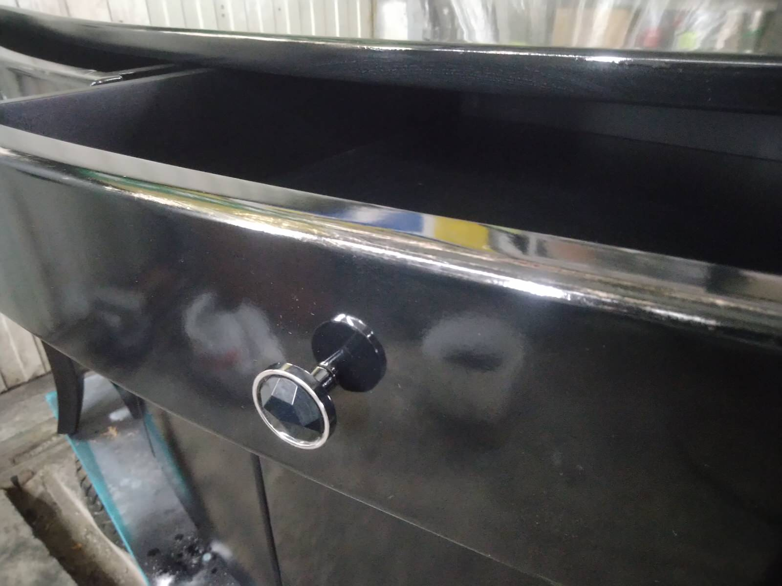 черный лаковый комод