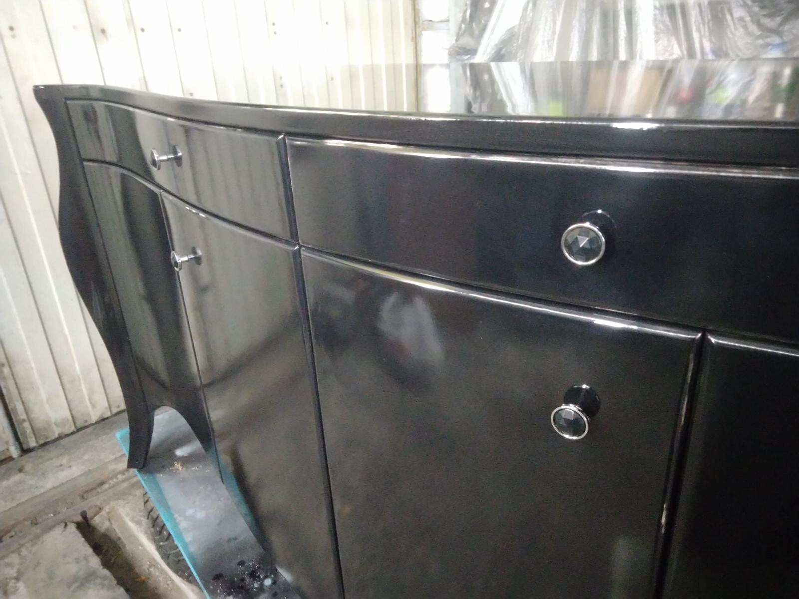 черный лаковый комод