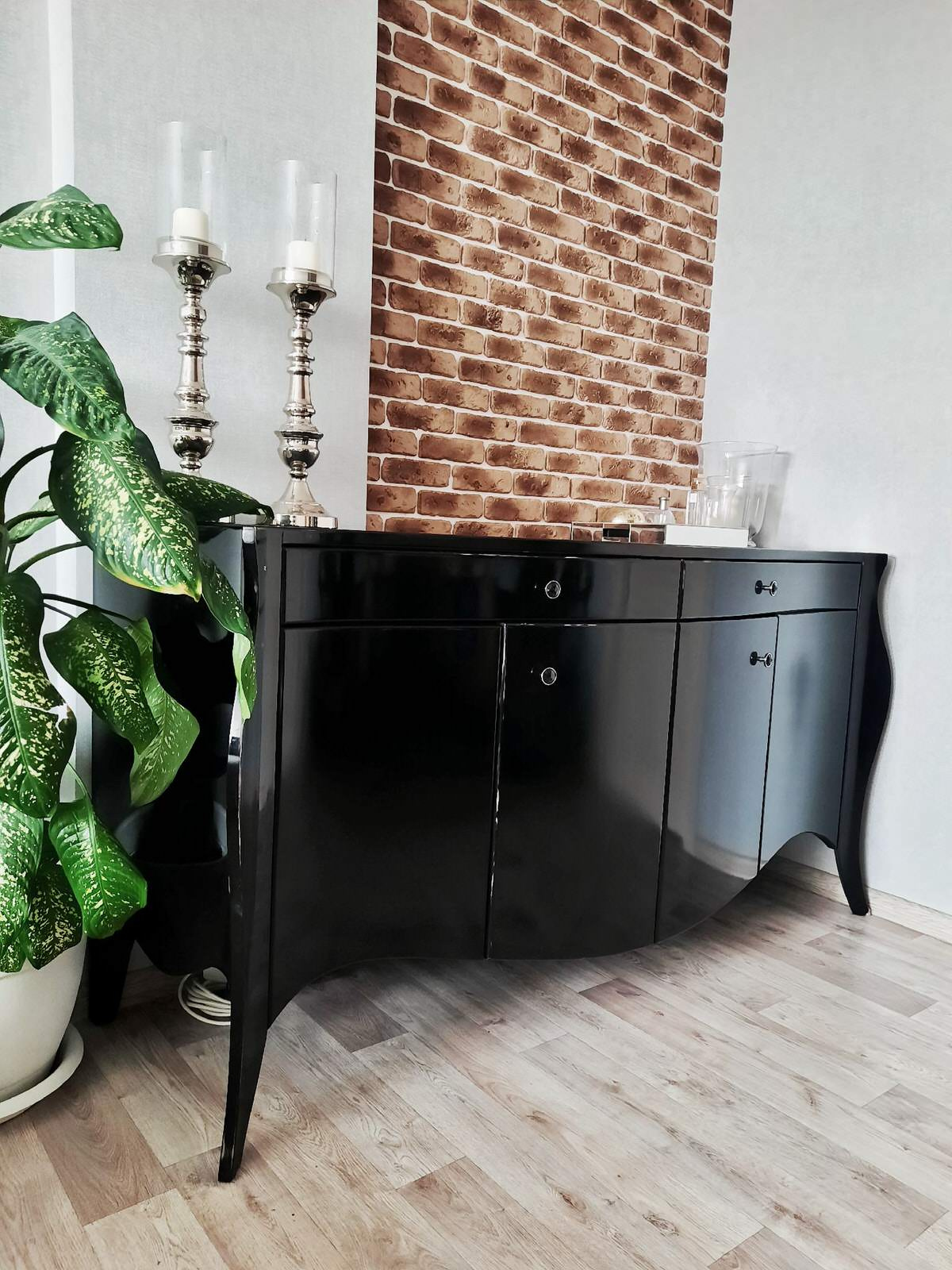 Обложка проекта: черный лаковый комод стилизован под 19 век