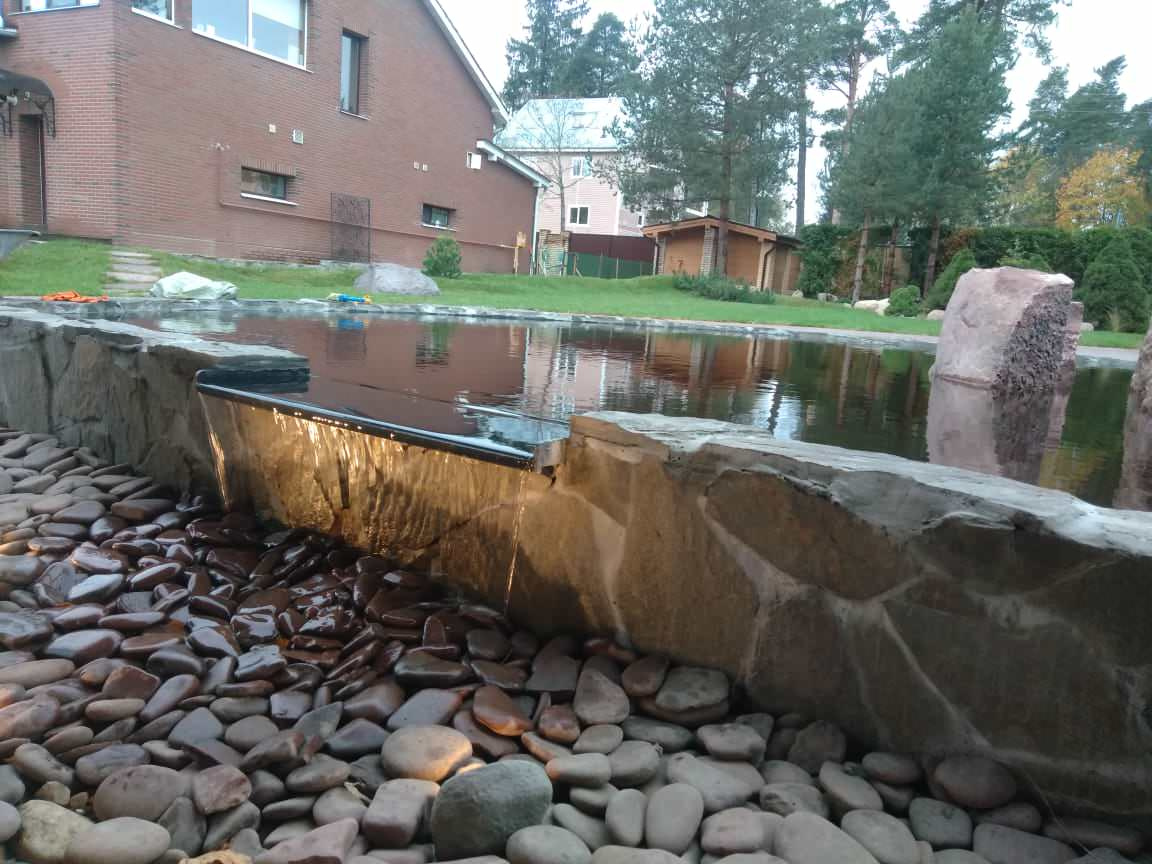 Декоративный водоём-каток в п. Песочное (Лен. обл.)