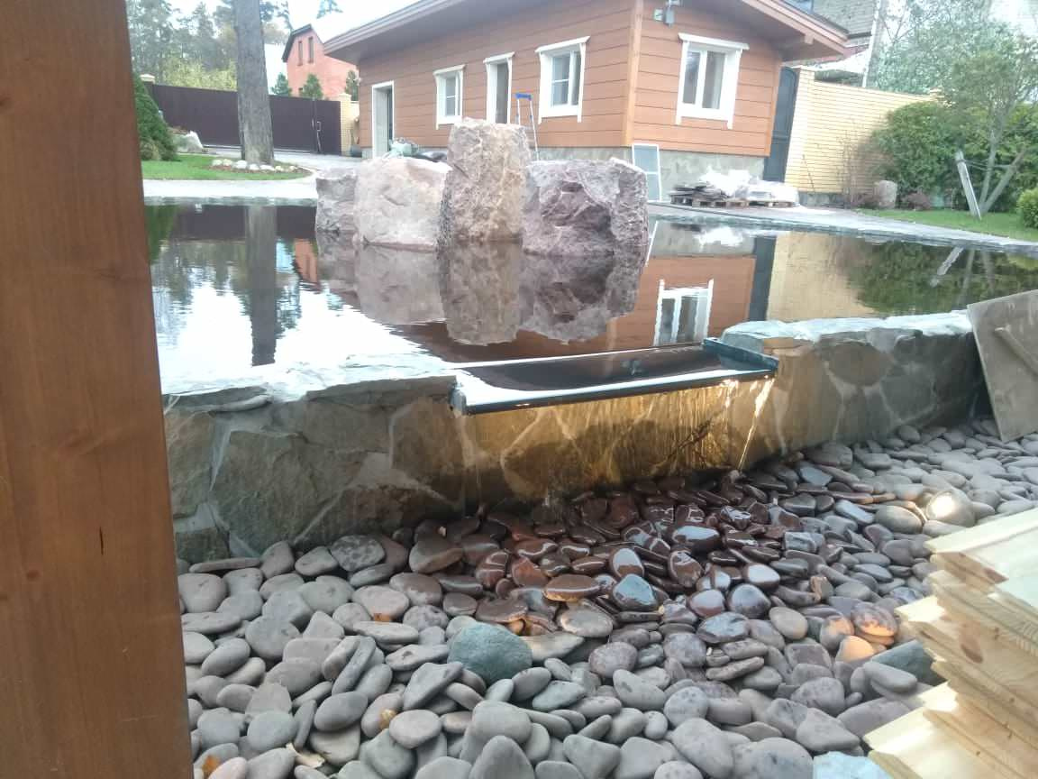 Декоративный водоём-каток в п. Песочное (Лен. обл.)