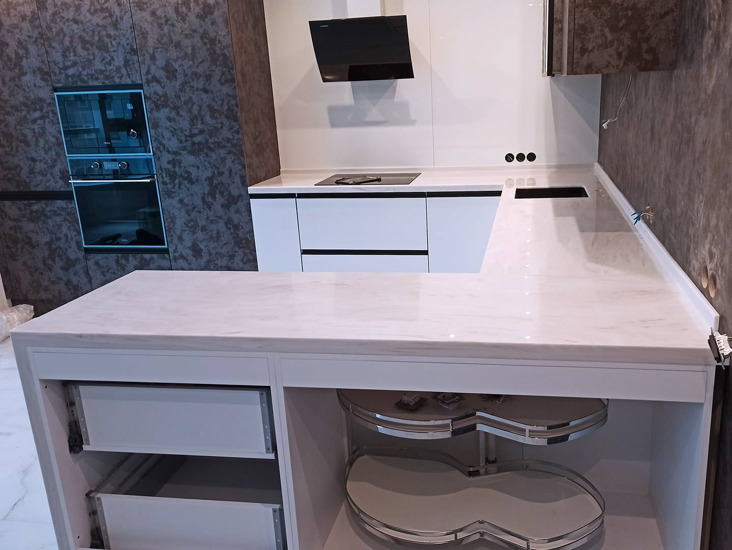 Кухонная столешница Corian с мраморной текстурой