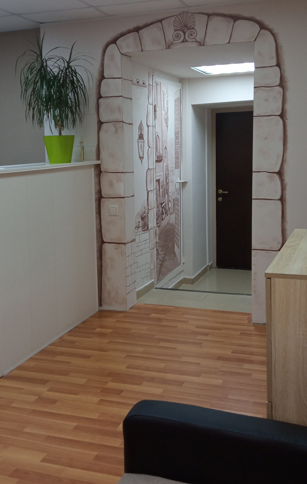 Роспись в интерьере "Центр массажа Браво"