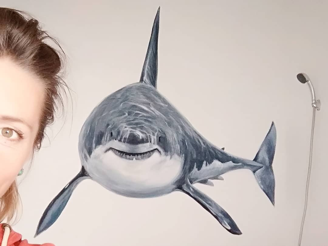 Акула в ванной комнате