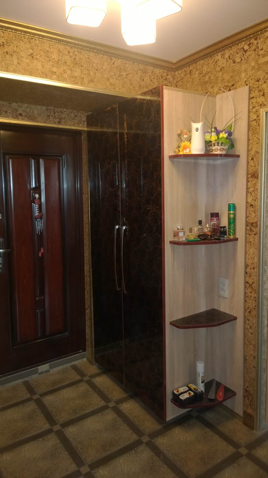 Санузел и прихожая.