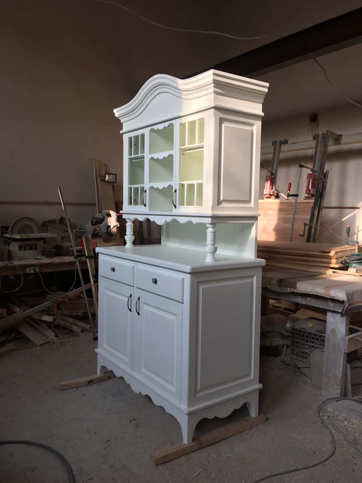 Буфет цвета бледной мяты