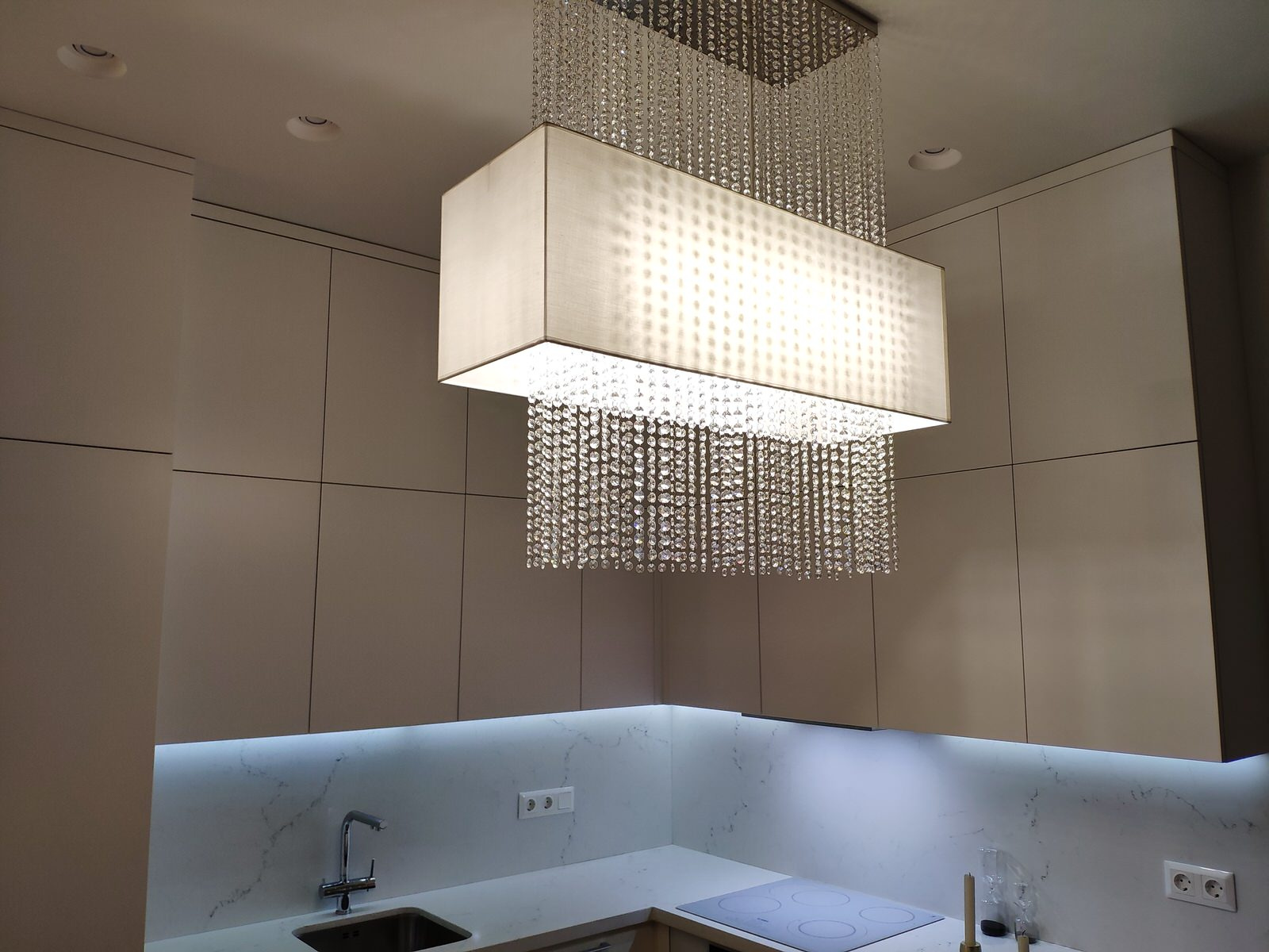 Современная кухня под потолок