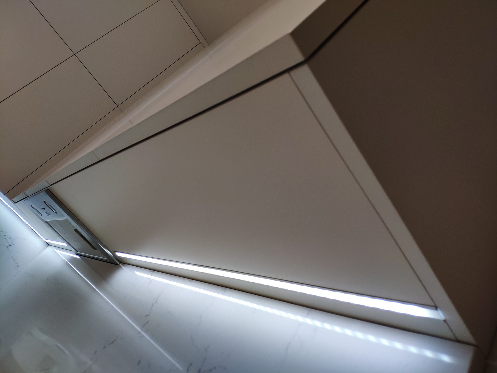 Современная кухня под потолок