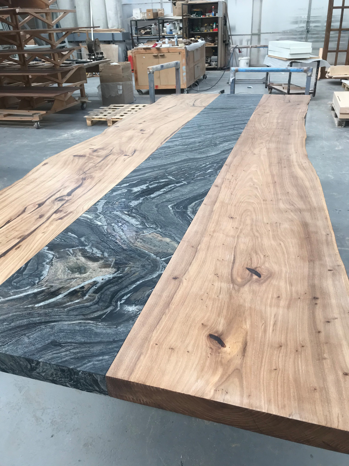 Стол из слэбов карагача и натурального камня