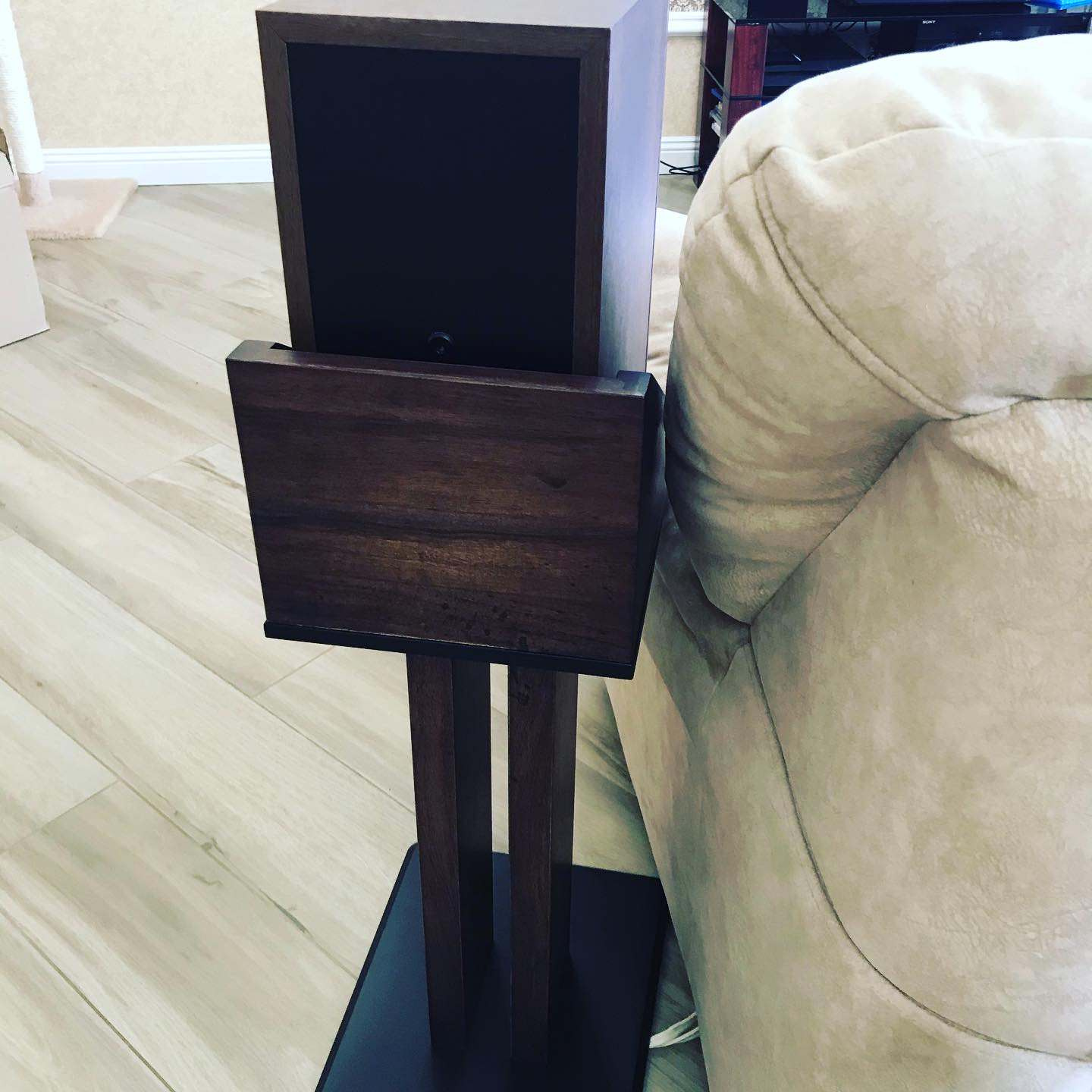 Стойки из ореха.