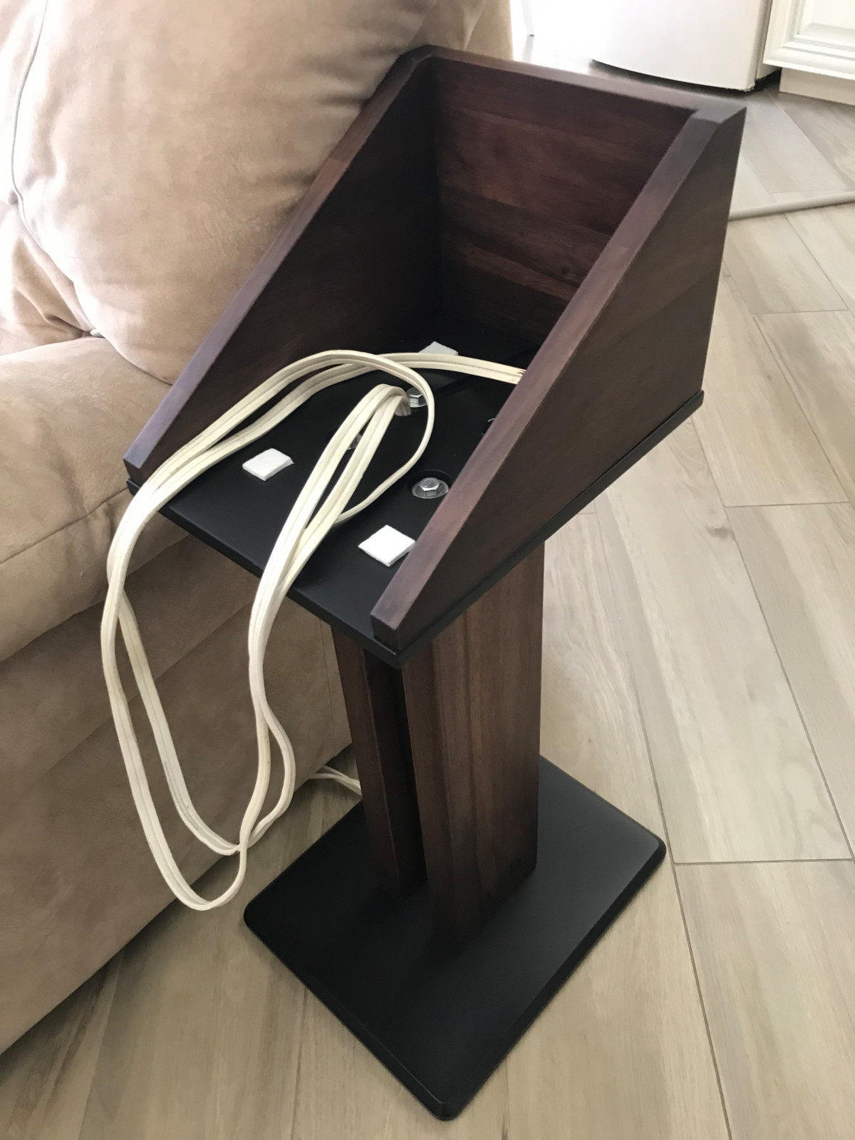 Стойки из ореха.