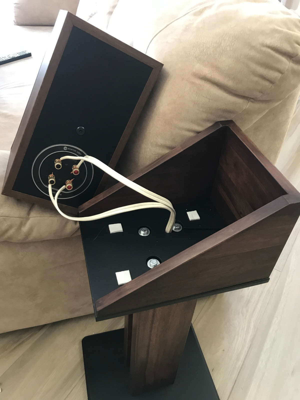 Стойки из ореха.