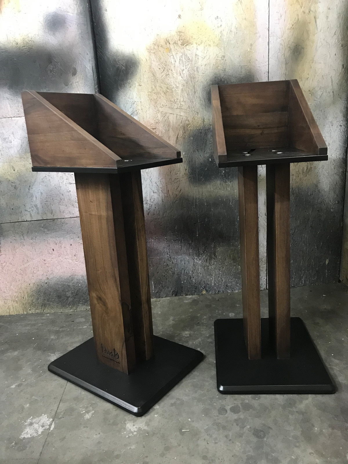 Стойки из ореха.