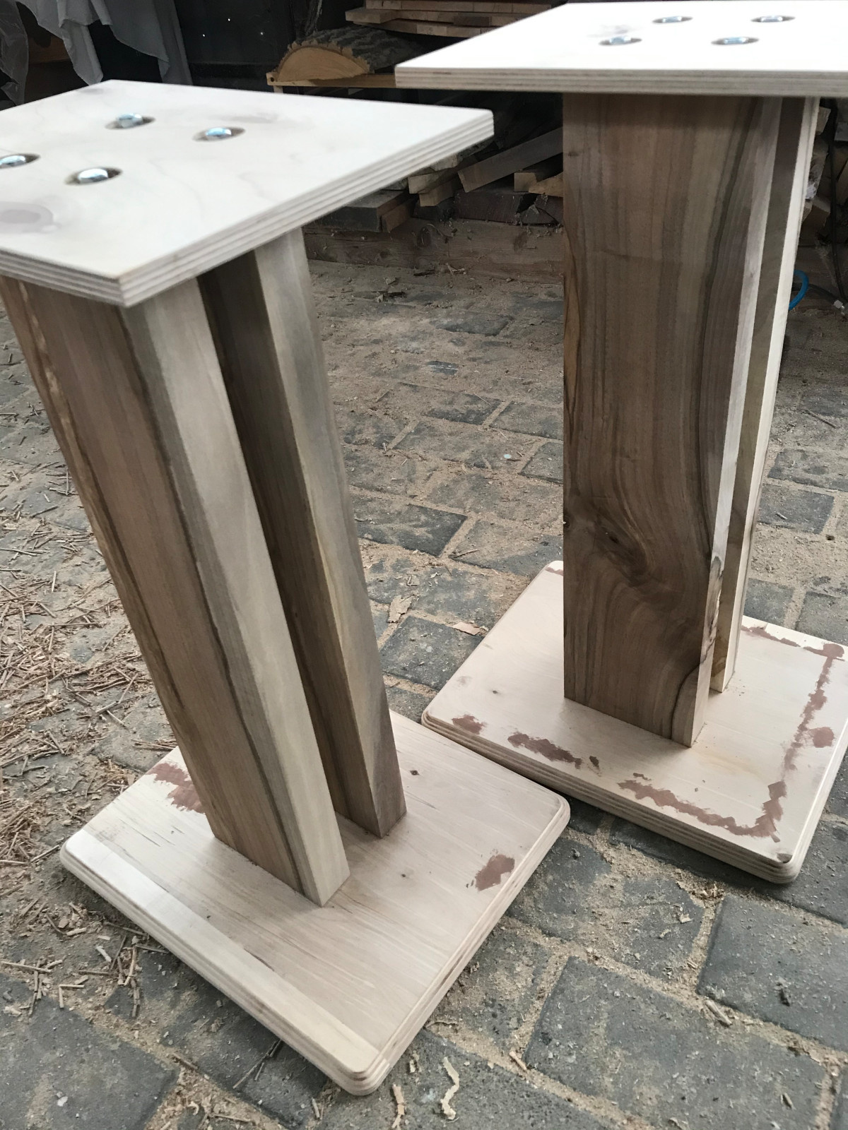 Стойки из ореха.