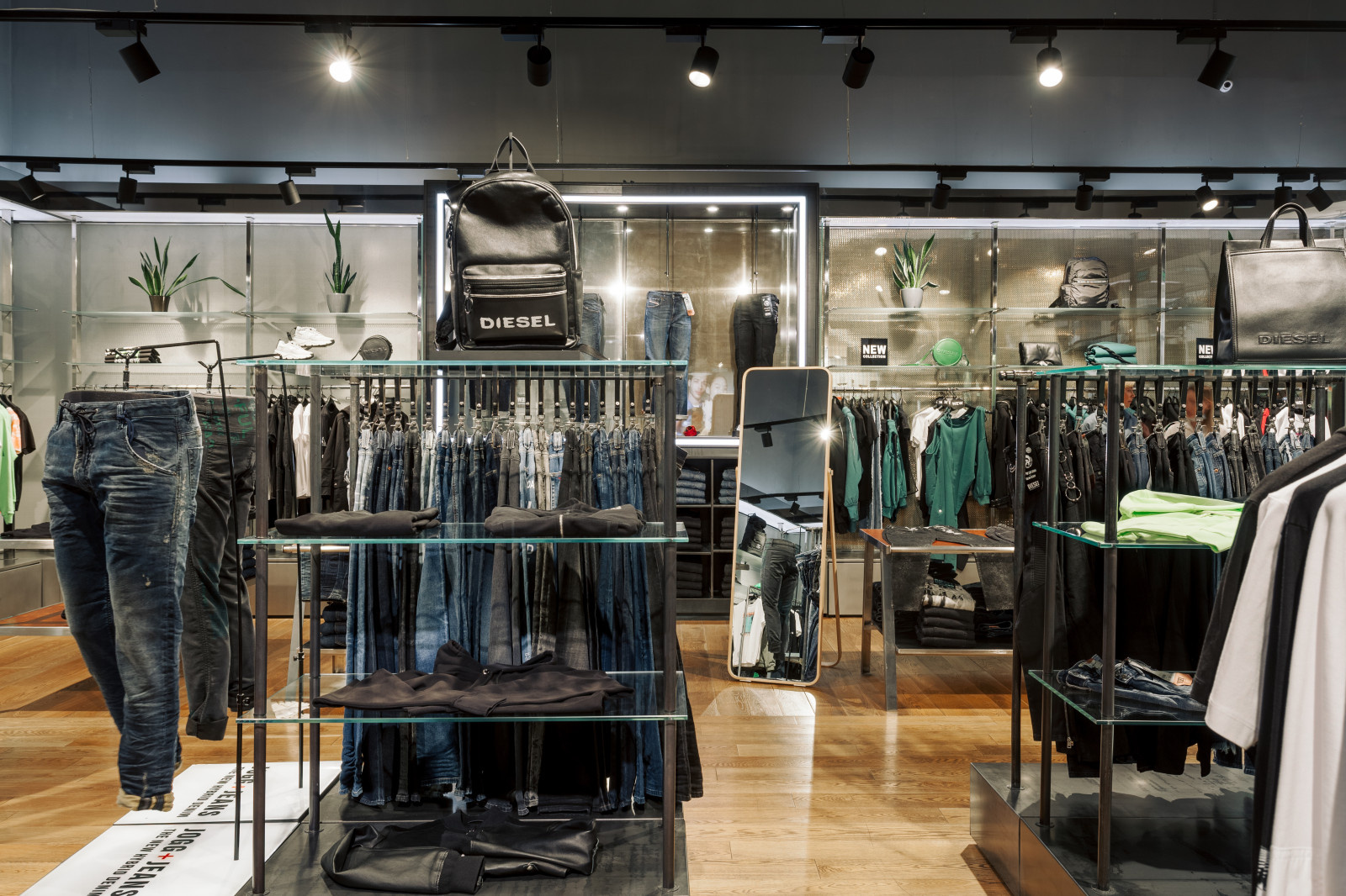 •COSMO STORE•  Монобренд DIESEL в МГЦ "Красная Площадь"