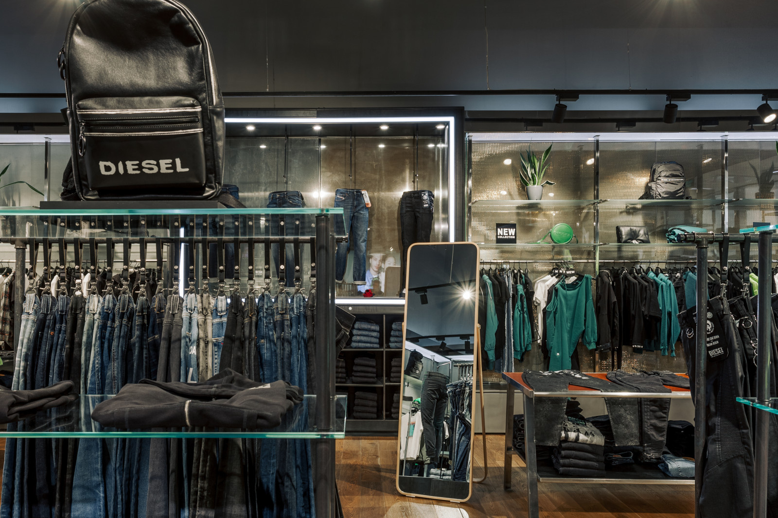 •COSMO STORE•  Монобренд DIESEL в МГЦ "Красная Площадь"