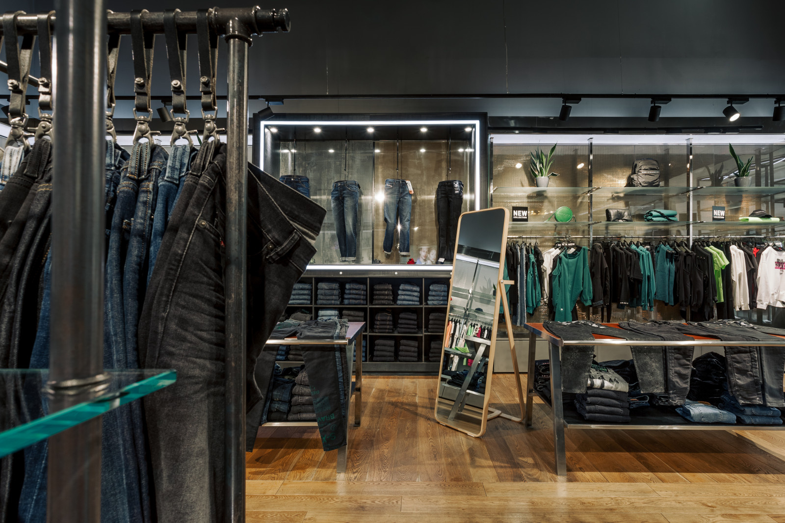 •COSMO STORE•  Монобренд DIESEL в МГЦ "Красная Площадь"