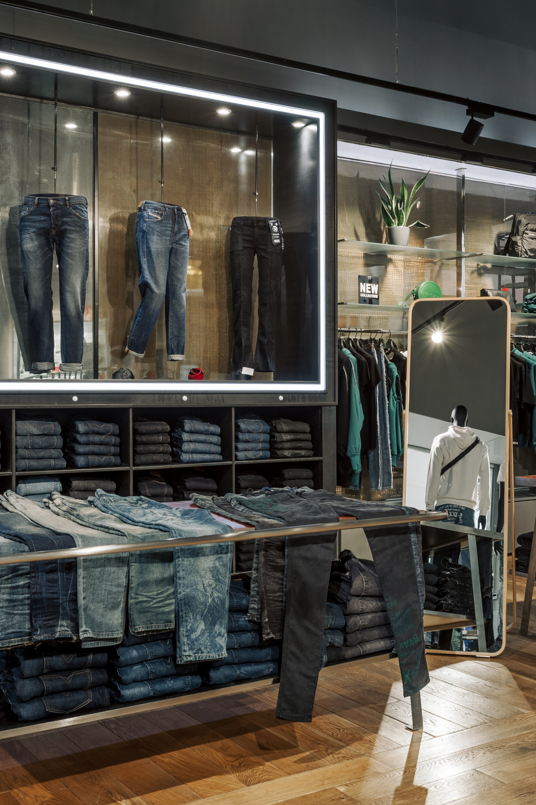 •COSMO STORE•  Монобренд DIESEL в МГЦ "Красная Площадь"