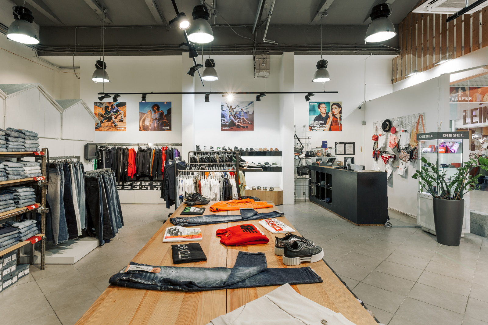 Магазин-дисконт COSMO STORE (ТРЦ "Меридиан")