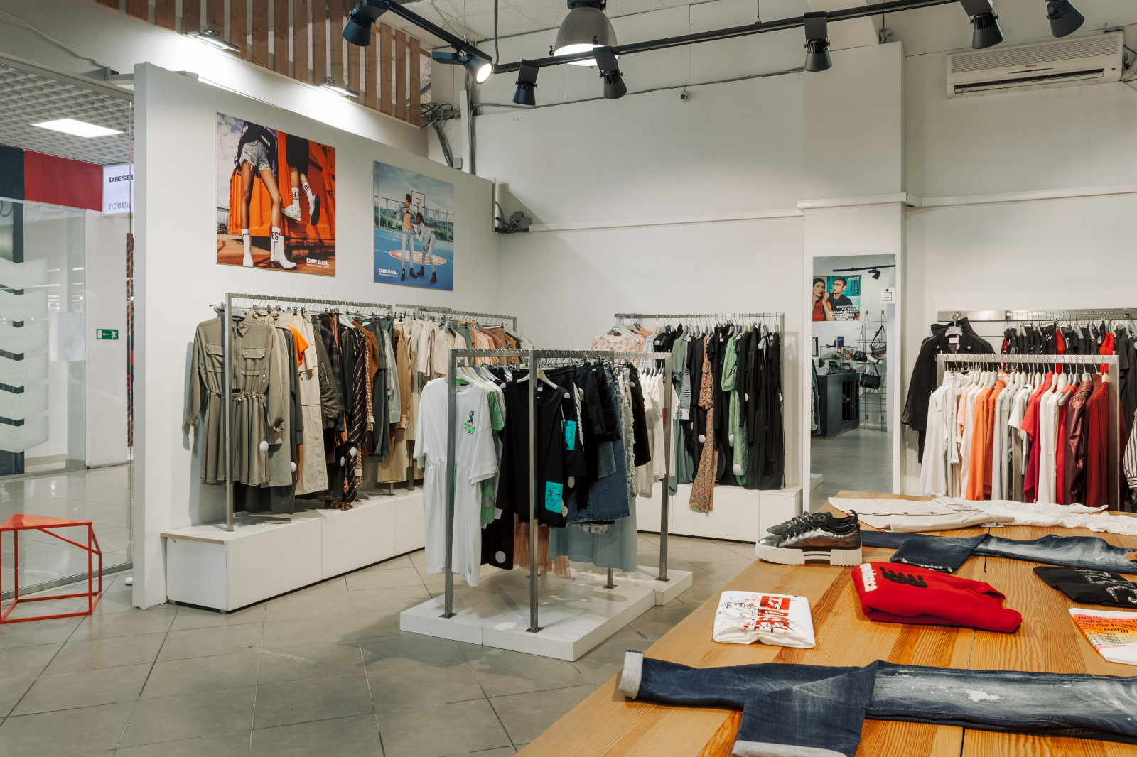 Магазин-дисконт COSMO STORE (ТРЦ "Меридиан")