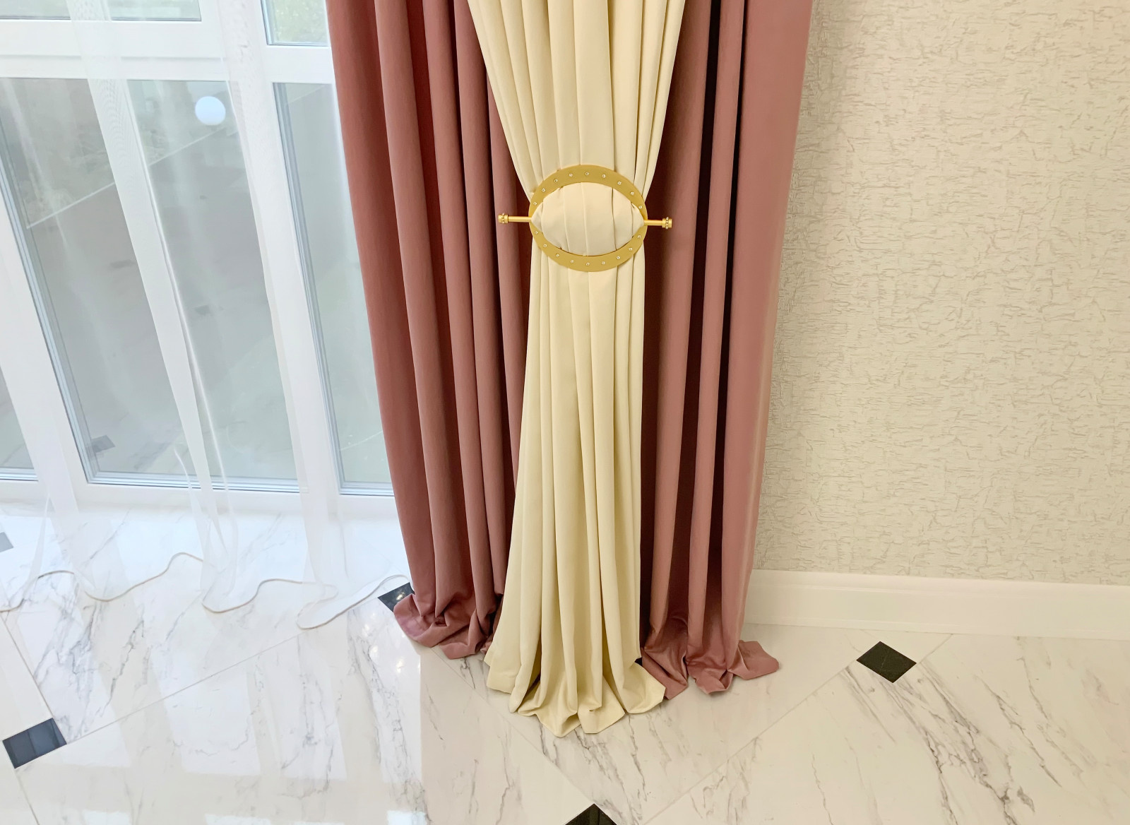 Шторы в гостиную частного дома  - дизайн, пошив. монтаж.