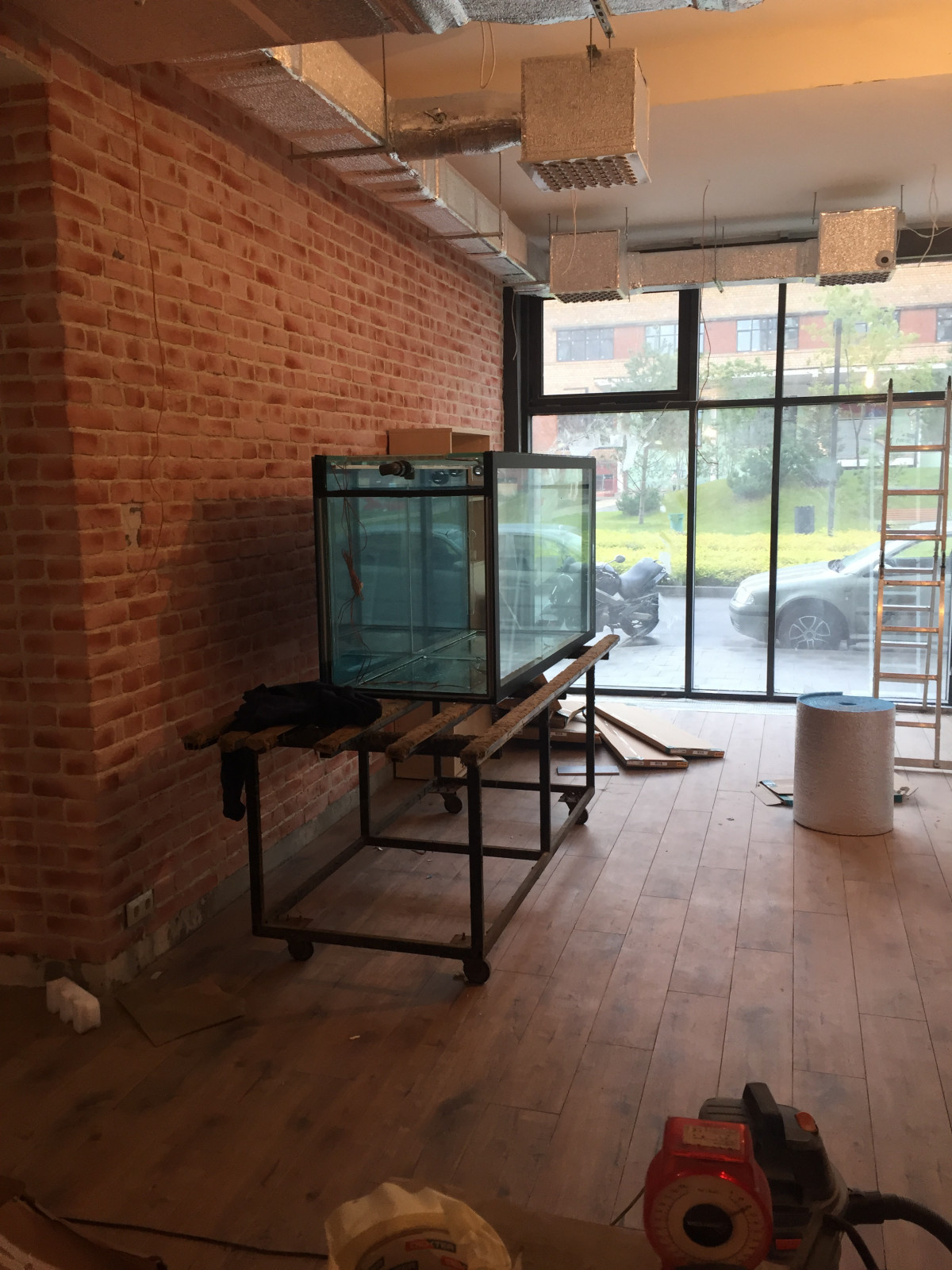 Аквариум для продажи рыбы в ресторане