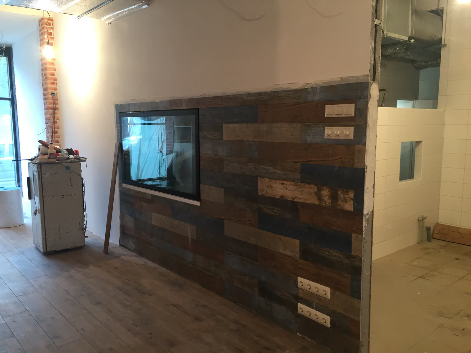 Аквариум для продажи рыбы в ресторане