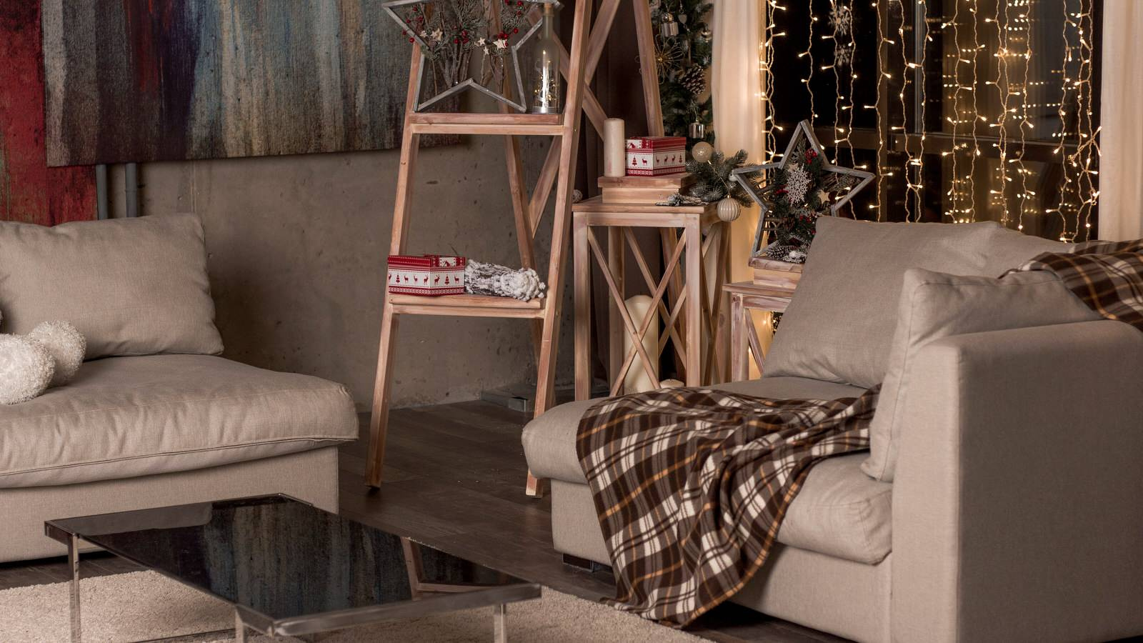 Декоративные лестница и светильник