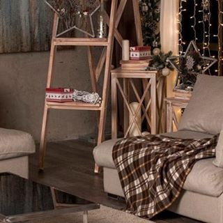 Стремянка и светильники из дерева для фотостудии