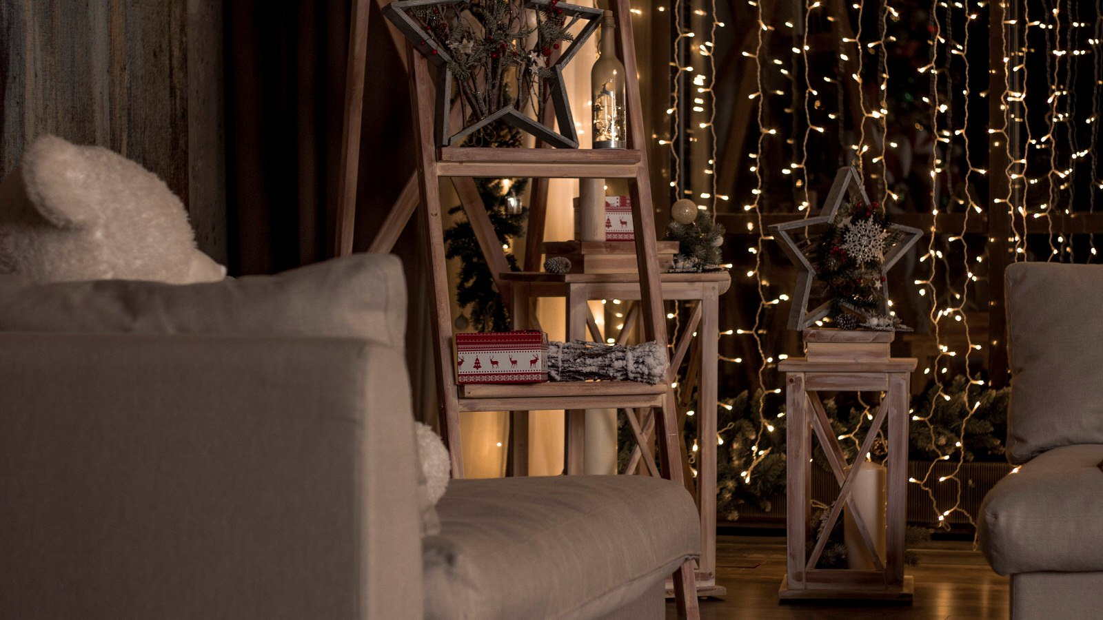 Стремянка и светильники из дерева для фотостудии