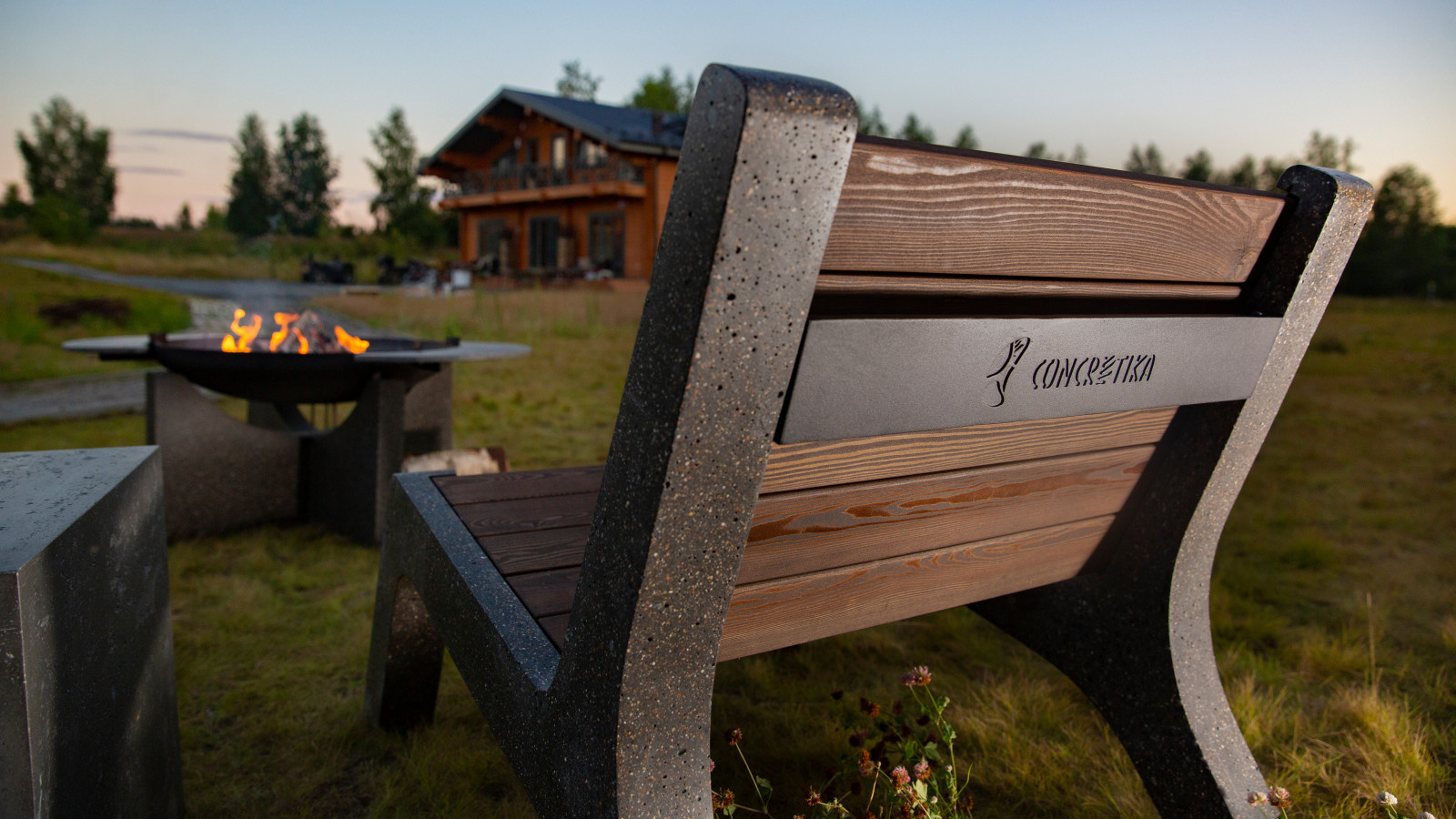 Кресло C-Lounge, бетонная дровница, костровая чаша S80 Xl, столешница