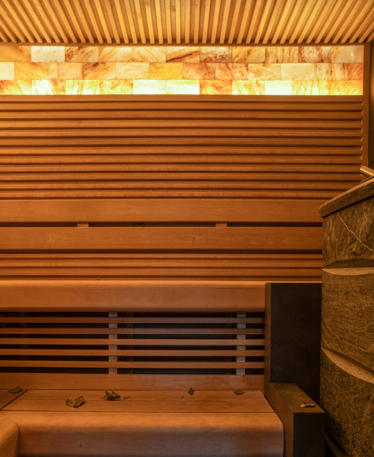 Небольшая баня с комнатой отдыха.