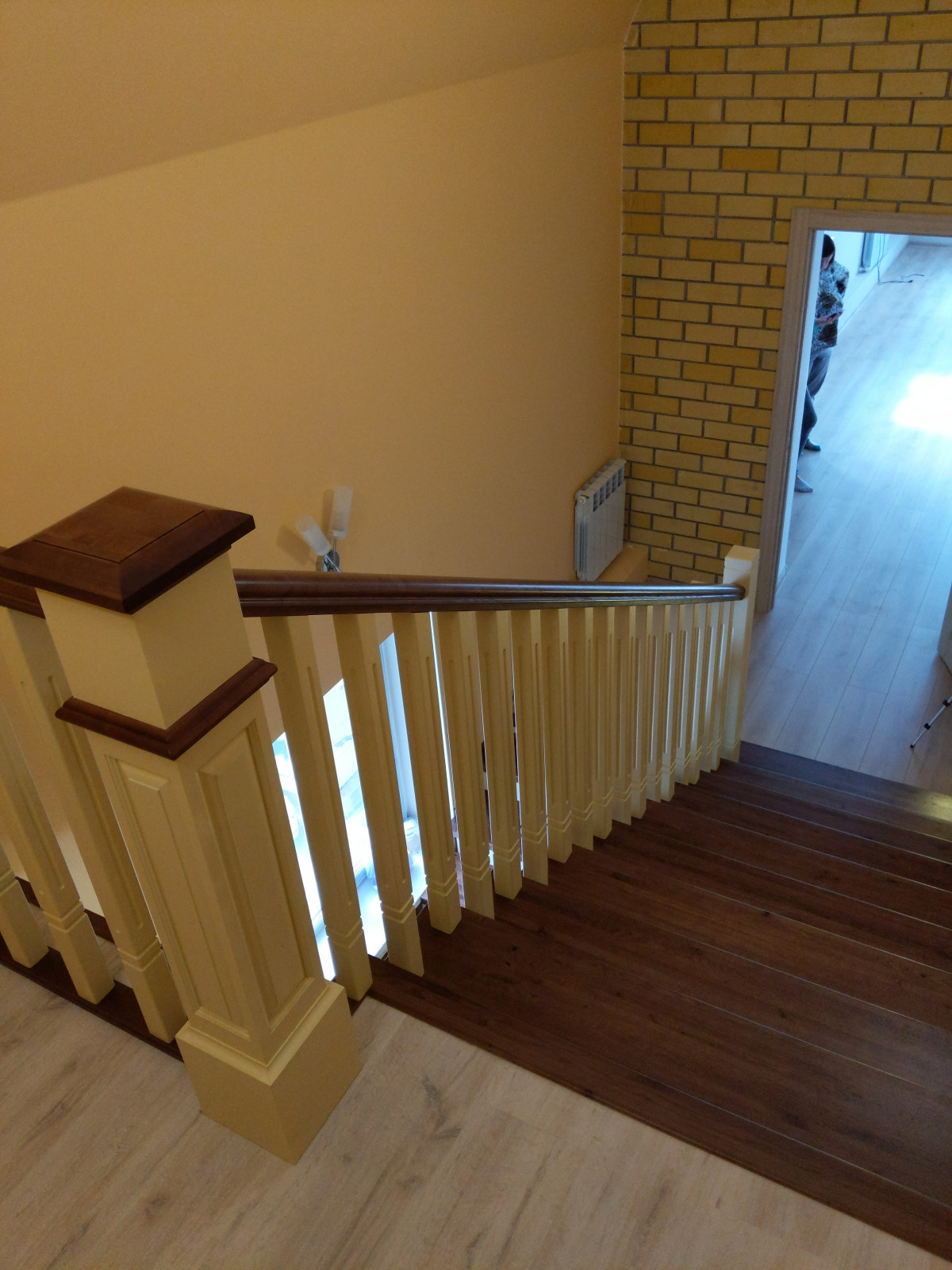 Лестница из массива. Двухцветная