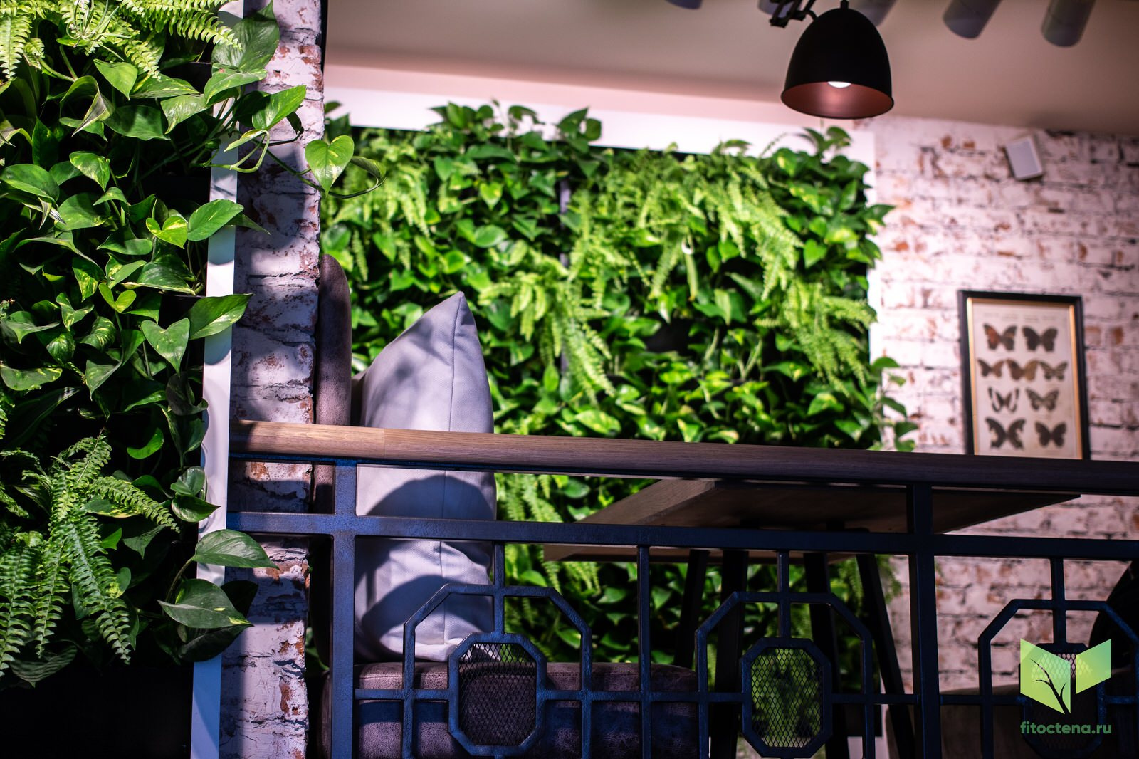 Вертикальное озеленение в ресторане