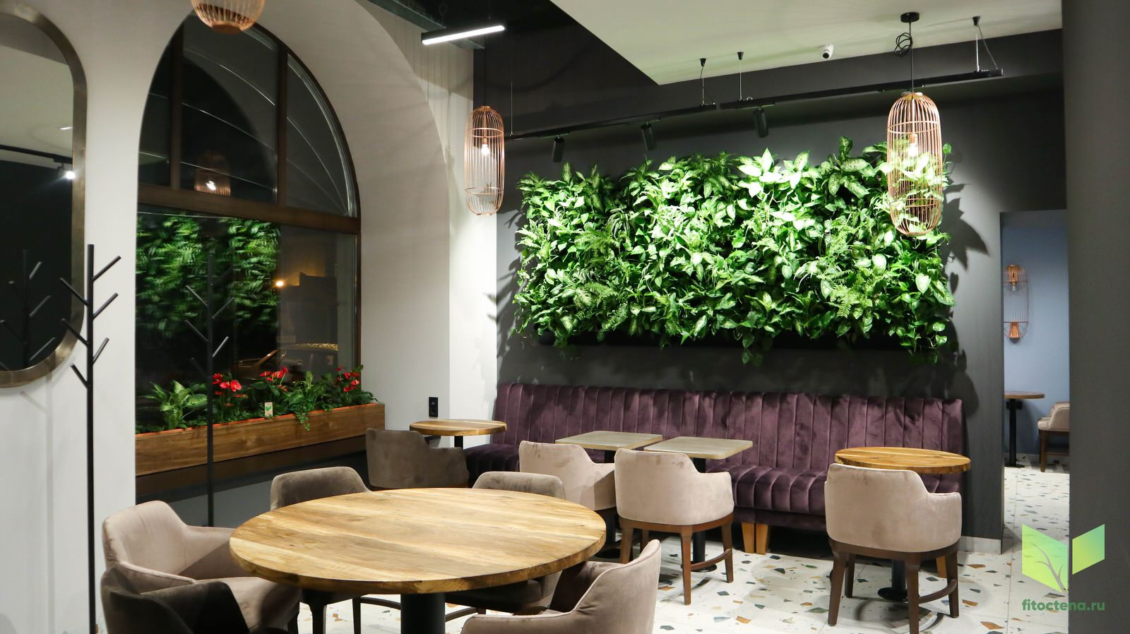 Вертикальное озеленение в ресторане CHANG