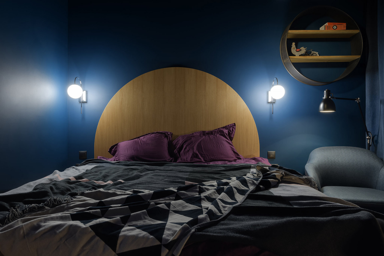 PL • спальня с темно-синими стенами и карпами