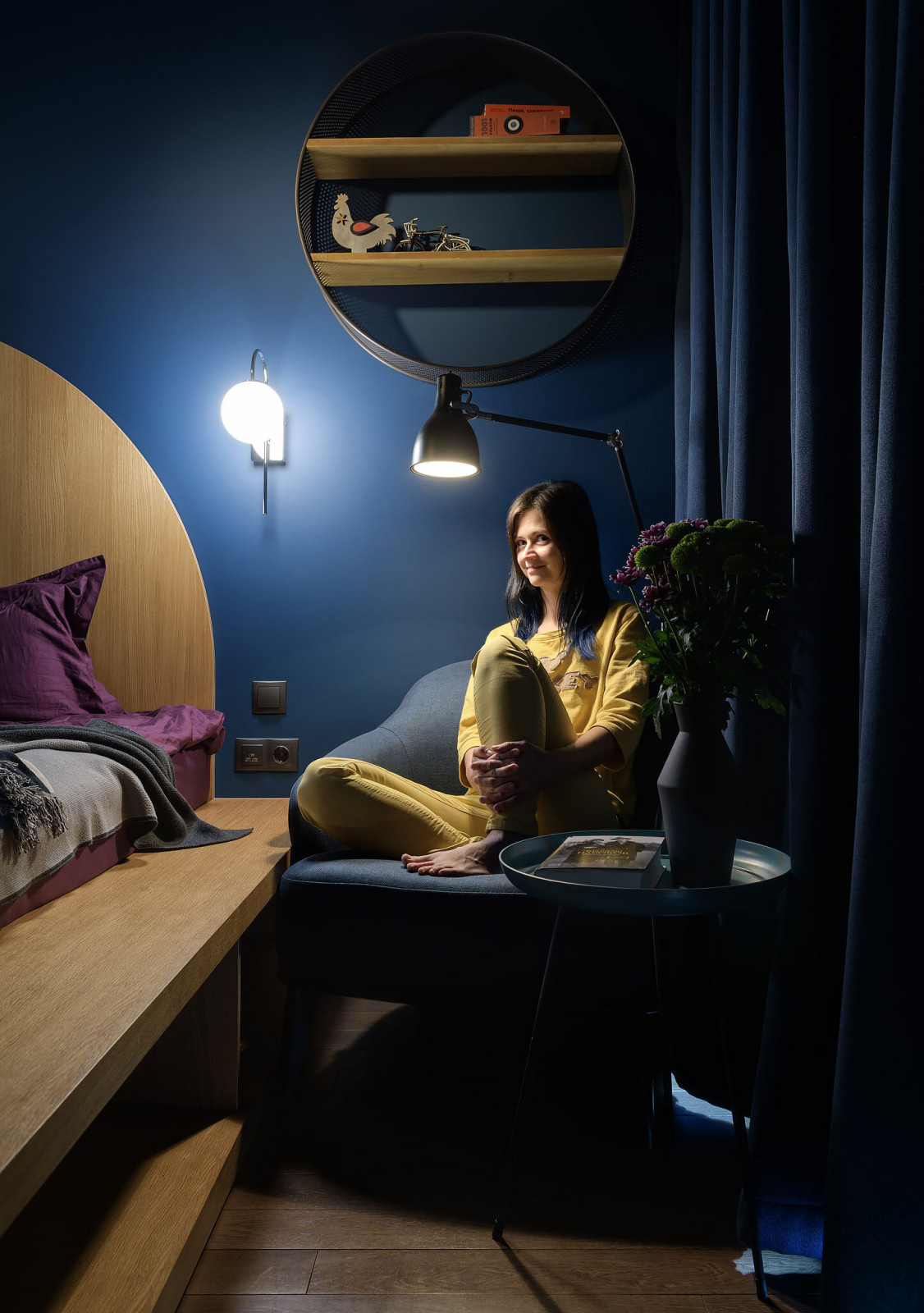 PL • спальня с темно-синими стенами и карпами