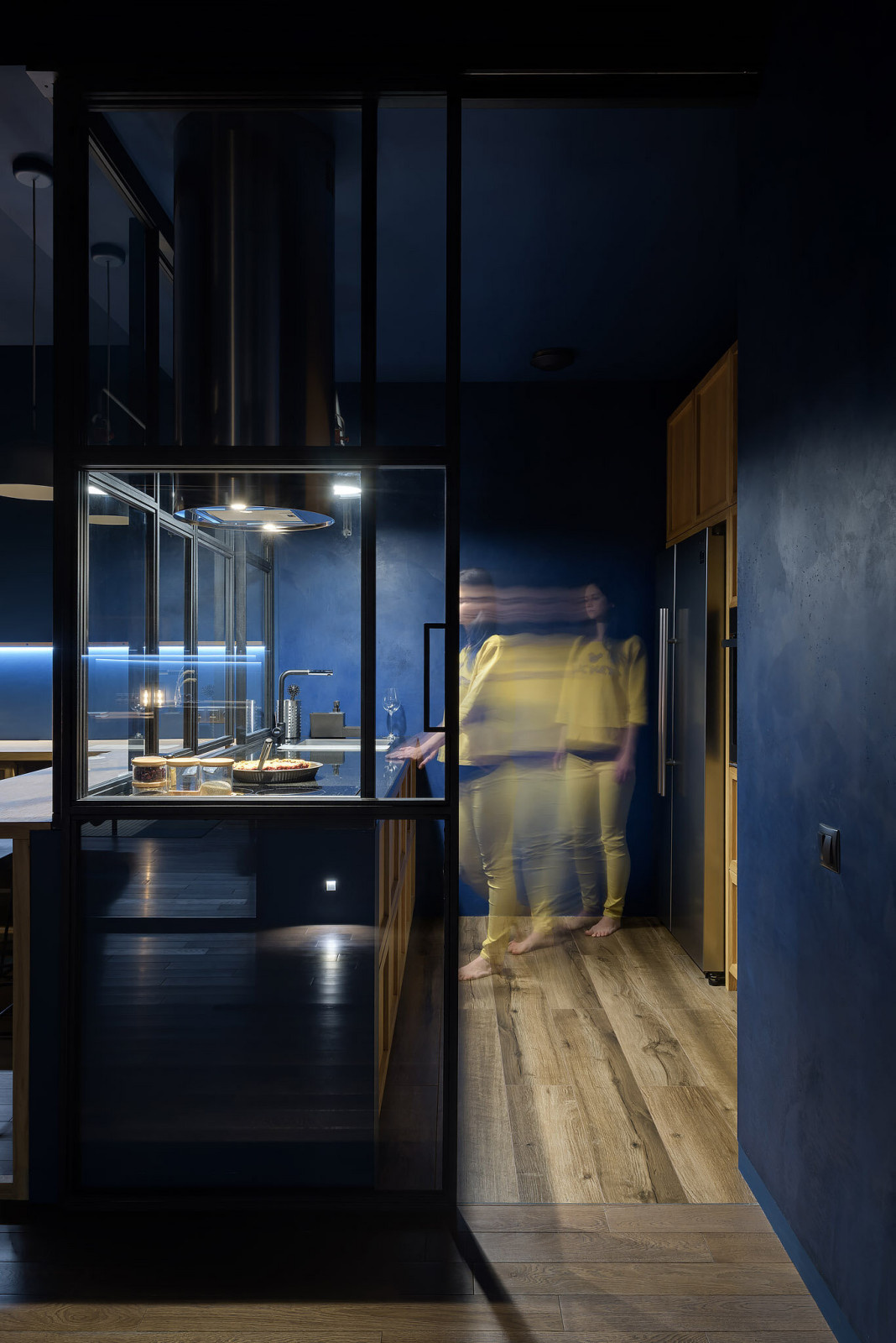PL • деревянная кухня за стеклянной перегородкой
