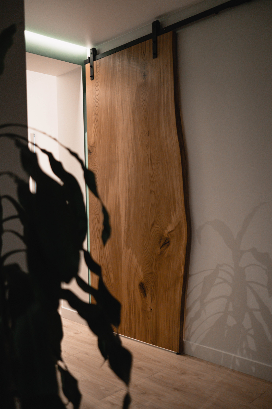 Межкомнатная дверь из слэба дуба в стиле loft в Красноярске