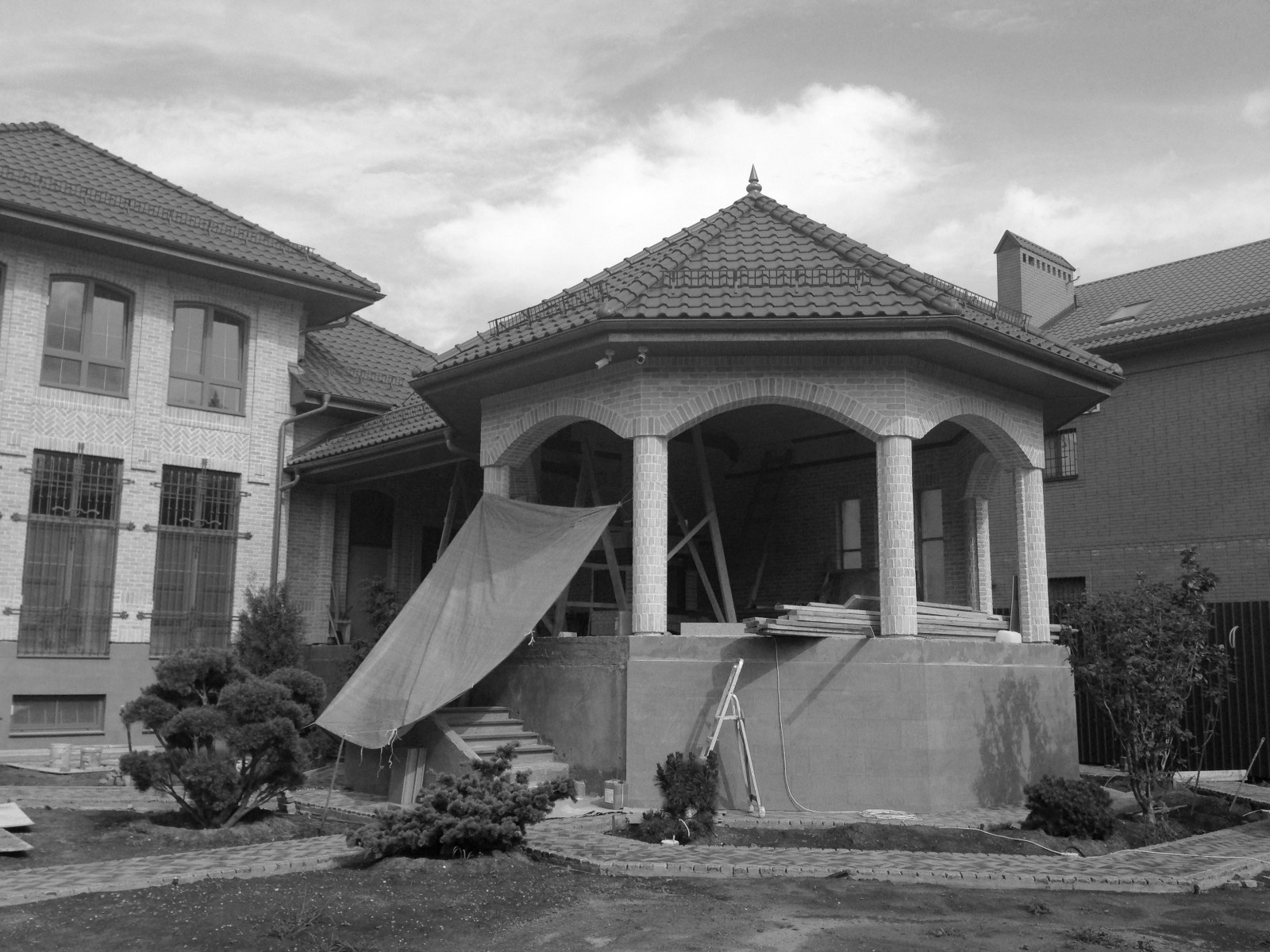 Дом в классическом стиле беседка